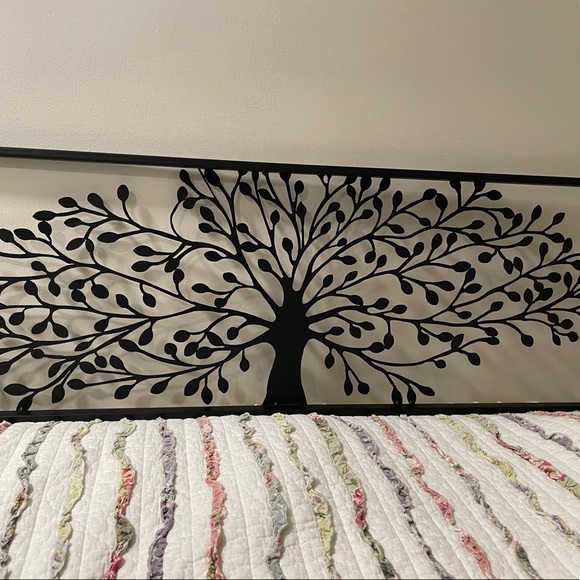 Beautiful Great Condition Metal Tree Frame - Picture 3 of 3